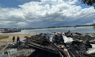 Quảng Ngãi: Cháy lớn thiêu rụi một quán nổi gần cầu Trà Bồng