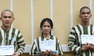 Bình Dương: 3 cô gái bị nhóm người giam giữ, ký giấy vay nợ và ép phục vụ quán karaoke