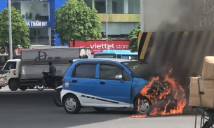 Hà Nội: Kích điện bình ắc quy cho ô tô bị chết máy, bất ngờ cháy luôn xe