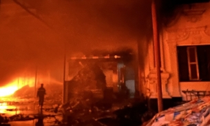 Hải Phòng: Cháy nhà xưởng phế liệu trong đêm, 1 chiến sĩ bị thương