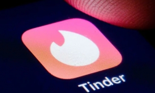 Cô gái 22 tuổi quẹt Tinder - ứng dụng hẹn hò để tìm việc