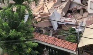 Sập nhà 4 tầng ở TP HCM, 5 người được đưa đi cấp cứu