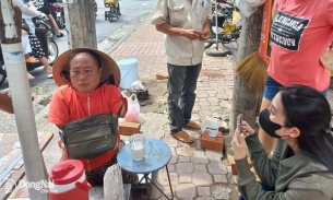 Người phụ nữ khuyết tật bán vé số ở Đồng Nai bị kẻ xấu lừa tráo 840 tờ vé số cũ