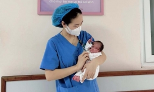 Trẻ sinh non 1,2kg bị mẹ bỏ rơi tại bệnh viện ở Hà Nội