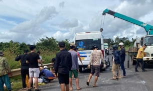 Đắk Lắk: Xe khách 16 chỗ và xe tải tông nhau, 13 người thương vong