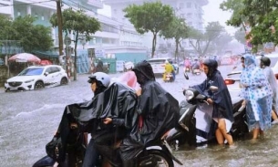 Áp thấp nhiệt đới sắp mạnh lên thành bão, Trung Bộ tiếp tục hứng mưa lớn