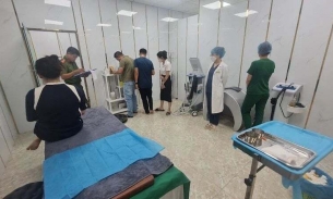 Cơ sở thẩm mỹ ở Đà Nẵng để nhân viên mới tốt nghiệp cấp 3 phẫu thuật 'nâng ngực'