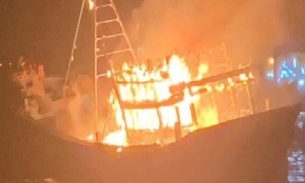 Tàu cá chở 12 ngư dân bất ngờ bốc cháy dữ dội trên biển