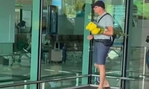 Sự thật bất ngờ sau clip khách Tây ôm bó hoa cúc vàng ở sân bay