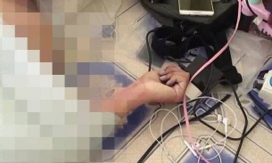 Vòng bạc đeo tay lọt vào ổ điện khiến nữ sinh lớp 11 bị điện giật tử vong
