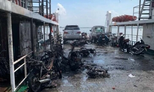 Thanh niên mang can xăng 30 lít xuống phà đốt khiến 11 xe máy bị thiêu rụi