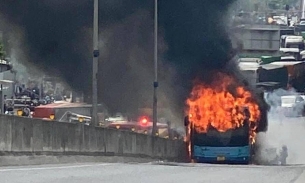 Hà Nội: Xe buýt bốc cháy dữ dội trên đường Vành đai 3