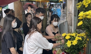 Người dân Hà Nội đội mưa đến chung cư mini Khương Hạ đặt hoa tưởng niệm các nạn nhân xấu số