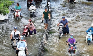 Mưa kết hợp triều cường, người dân TP HCM 'bì bõm' lội nước