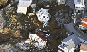 Nhật Bản gặp khó trong việc cứu hộ nạn nhân trận động đất ngày đầu năm