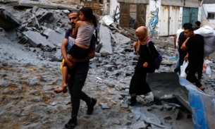 Hàng trăm nghìn người tìm nơi trú ẩn trong 'mưa bom, bão đạn' tại dải Gaza