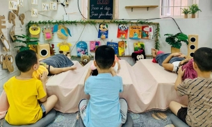 Hà Nội: Trường mầm non để bé nam gội đầu, mát-xa chân cho bé gái khiến dư luận bất ngờ