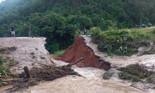 Quảng Trị: Mưa lớn cuốn trôi đường quốc lộ tới 10 mét, 70 hộ dân bị ảnh hưởng