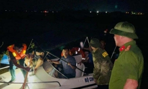 Hà Tĩnh: Giải cứu 9 công nhân mắc kẹt giữa dòng nước lũ trong đêm