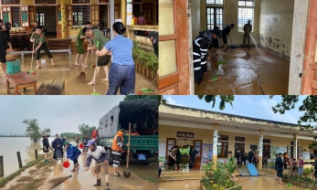 Hà Tĩnh nước rút dần, lực lượng công an gấp rút giúp người dân dọn dẹp nhà cửa, trường học