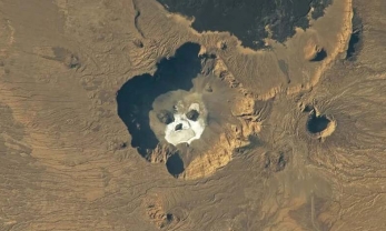 NASA tiết lộ hình ảnh 'đầu lâu khổng lồ' phát sáng giữa Sahara