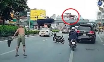 Bắt người đàn ông phi dao xuyên thủng kính xe sang trên đường phố Hà Nội