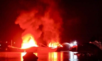 Hai tàu cá trị giá khoảng 3 tỷ đồng của một gia đình ở Quảng Ngãi bất ngờ bốc cháy