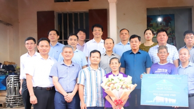 “Siêu nhân” điền kinh Nguyễn Thị Oanh được tặng một căn hộ