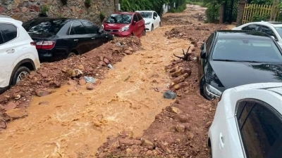Sóc Sơn (Hà Nội): Hàng dài ô tô bị 'bao vây' trong đất đá khi nước rừng phòng hộ tràn về