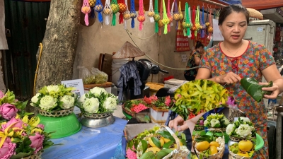 Hơn 70 năm 'gánh hoa xưa' đưa 'hoa gói' toả hương khắp phố phường Hà Nội
