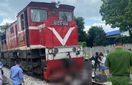 Băng qua đường sắt, một người phụ nữ bị tàu hoả tông tử vong