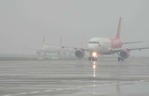 Gần 30 chuyến bay không thể hạ cánh do sương mù dày đặc