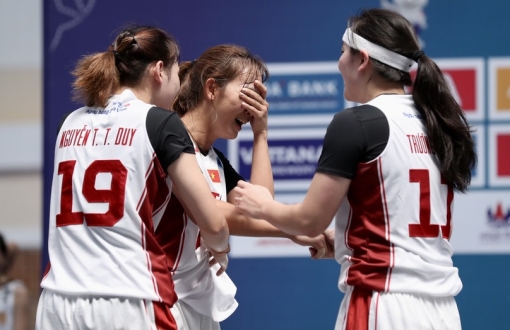 Các tuyển thủ bóng rổ nữ Việt Nam bật khóc khi thắng kịch tính trước Philippines