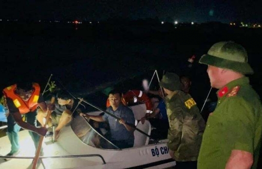 Hà Tĩnh: Giải cứu 9 công nhân mắc kẹt giữa dòng nước lũ trong đêm