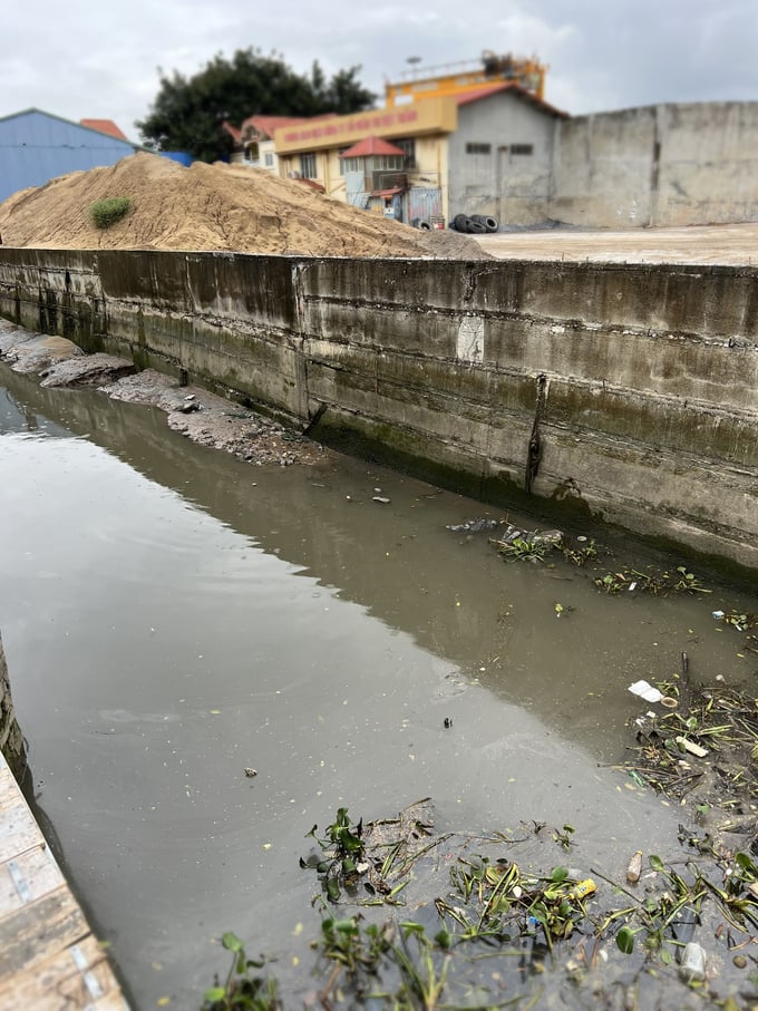 Đoạn mương thoát nước QL5 từ Phú Xá chảy ra Sông Cấm bị thu nhỏ dòng chảy gây nên tình trang ngập lụt khu vực Đình Vũ