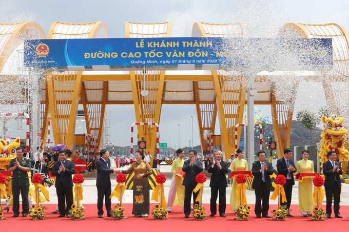 Thủ tướng Chính phủ cùng các đồng chí lãnh đạo, nguyên lãnh đạo Trung ương và tỉnh Quảng Ninh cắt băng khánh thành cao tốc Vân Đồn - Móng Cái