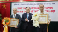 Đảng ủy Liên hiệp Hội Việt Nam: Tổ chức lễ trao tặng huy hiệu Đảng và Hội nghị chuyên đề ' Nước Việt Nam là một, dân tộc Việt Nam là một'