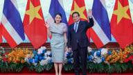 Thủ tướng Phạm Minh Chính cùng Thủ tướng Thái Lan tham quan triển lãm sản phẩm thủ công mỹ nghệ Việt Nam