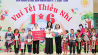 Phu nhân Ngô Phương Ly tặng quà, vui Tết thiếu nhi cùng trẻ em ở Điện Biên