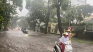 Hà Nội: Lực lượng Công an căng mình phân luồng giao thông trong mưa ngập