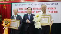 Đảng ủy Liên hiệp Hội Việt Nam: Tổ chức lễ trao tặng huy hiệu Đảng và Hội nghị chuyên đề ' Nước Việt Nam là một, dân tộc Việt Nam là một'