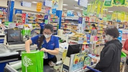 Co.opmart tặng rau, củ, quả cho khách hàng mang túi môi trường mua sắm