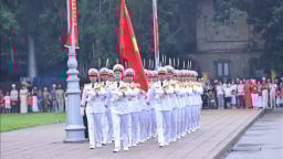 Chùm ảnh: Lễ chào cờ đặc biệt chào mừng 50 năm thống nhất đất nước tại Quảng trường Ba Đình