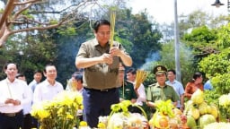 Thủ tướng Phạm Minh Chính dâng hương tri ân các Anh hùng liệt sĩ và thăm cựu tù tại Côn Đảo