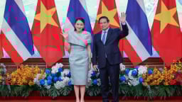 Thủ tướng Phạm Minh Chính cùng Thủ tướng Thái Lan tham quan triển lãm sản phẩm thủ công mỹ nghệ Việt Nam