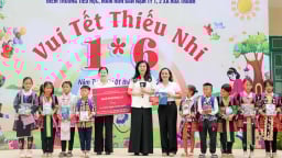 Phu nhân Ngô Phương Ly tặng quà, vui Tết thiếu nhi cùng trẻ em ở Điện Biên