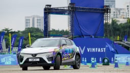 Người dùng chạy thử bộ đôi xe điện VinFast: VF 7 linh hoạt, lanh lẹ, VF 8 êm ái, phù hợp cho gia đình