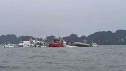 Vụ lật tàu tại Quảng Ninh: Thủ tướng yêu cầu khẩn trương tìm kiếm cứu nạn, khắc phục hậu quả