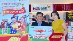 Một nữ khách hàng tại TP.HCM “rinh” ngay 1 ký vàng khi gửi tiết kiệm HDBank