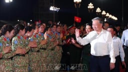 'Dưới cờ vinh quang': Kết nối quá khứ, hiện tại, tương lai trong xúc cảm và tự hào